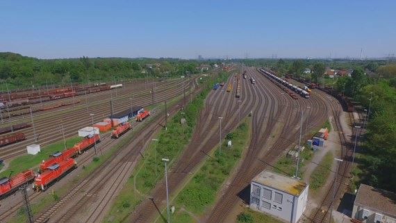 Aus der Sicht der Drohen von oben: Industrie-Bahnhof in Essen - Deutschland.